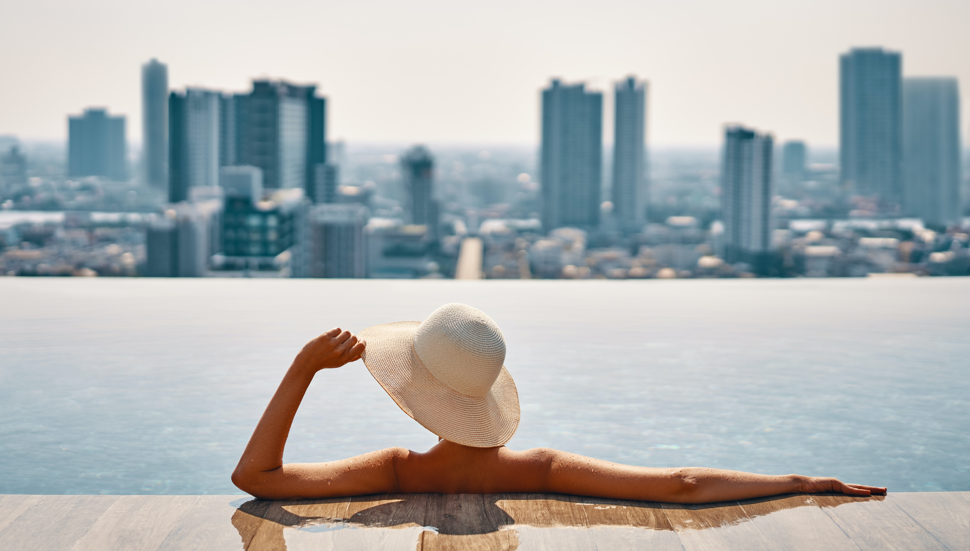 Back,View,Of,Young,Woman,In,Hat,Relaxing,In,Swimming
